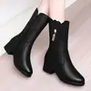 Botas de couro macio de cano médio para mulheres, novo estilo outono/inverno 2026, forradas com fleece para aquecimento, botas confortáveis de salto médio robusto, botas de algodão femininas