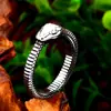 Guerrero de acero Hombres europeos y americanos Anillo retro creativo de acero inoxidable Anillo de serpiente codiciosa de acero de titanio Joyería al por mayor