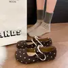 Sapatilhas Mary Jane femininas, novo estilo 2026, estampa de bolinhas, bico redondo, design de tira única, material camurça, sola macia, abertura rasa, sola plana, estilo retrô, versátil