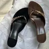 Sandálias chinelo de salto alto com tachas em camurça estilo retrô Chuyuji para mulheres, novos sapatos versáteis de salto alto 2026