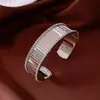 Pulsera Abierta Rayada Tachonada de Diamantes Electrochapada en Oro Real de 18 Quilates Joyería de Moda Versátil Simple Europea y Americana Venta al por Mayor