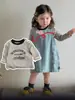 Conjunto de Saia Jeans com Suspensório Estilosa de Primavera para Meninas, Vestido Colete de Bebê, Conjunto de Duas Peças com Camisa Básica Listrada para Crianças, Roupa Infantil