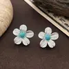 Brincos florais rústicos vintage de cinco pétalas com pétalas texturizadas incrustadas com turquesa, brincos frescos e simples estilo chinês para o dia a dia