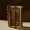 Porta-canetas de latão com ameixa, crisântemo, bambu e orquídea, decoração em relevo, quatro tesouros do escritório, decoração