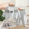 2026 Nueva Moda Otoñal para Niños Ropa Elegante de Primavera y Otoño para Niños Chaqueta de Mezclilla Degradada Conjunto de Tres Piezas de Manga Larga Moderno