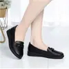 Nuevos Zapatos Casuales Cómodos de Talla Grande para Mamá 2025 Otoño Planos Zapatos de Cuero Cuero Suave Antideslizantes Zapatos de Cuero para Personas de Mediana Edad y Mayores