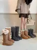 Botas de neve cinzas com sola grossa para mulheres, apresentando um design combinado de couro e pele, novo modelo de inverno 2026 estilo coreano, versátil para dois looks diferentes, com forro de fleece adicional e acolchoamento extra, estilo de cano longo adequado para climas frios
