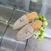 Moda Primavera/Verão 2025 Mocas de Couro de Ovelha com Bico Redondo Mules Tendência com Fivela Texturizada para Mulheres