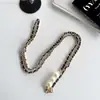 Estilo Lujo Ligero Cordón de Cuero con Perlas Cadena de Metal Electrochapada Correa para Teléfono Cadena Cruzada Decoración para el Cuello Accesorio DIY con un Toque de Alta Gama
