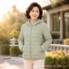 Nueva chaqueta de algodón ligera con capucha para otoño e invierno para mujer, corte corto holgado, diseño básico, abrigo de algodón versátil, adecuado para mujeres de mediana edad y mayores