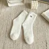 Calcetines gruesos de terciopelo de coral otoño e invierno forrados de felpa cálidos calcetines de postparto calcetines de felpa para dormir calcetines de tubo para el hogar calcetines de piso para mujer venta al por mayor