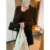 Suéter de malha com gola alta levemente franzida para mulheres, novo estilo outono e inverno, top de camada interna moderno e que afina a silhueta