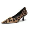 Zapatos de tacón alto de aguja con punta afilada y pedrería estilo francés para mujer, nuevo modelo de verano 2025, cómodos zapatos de piel genuina C688