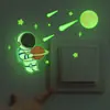 Fun-Yg047 Desenho Animado Criativo de Astronauta no Espaço Decoração de Casa Adesivo de Interruptor Luminoso Autoadesivo e Removível
