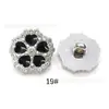 Cárdigan de Punto de Plástico Estilo Chanel Electroplateado con Botones Redondos de Diamante Texturizado Blanco, Botones de Perla y Adornos de Camelia