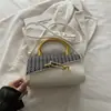 Bolsa quadrada pequena texturizada estilo ocidental 2026, grande capacidade, nova bolsa de mão da moda, bolsa de ombro e transversal, bolsa feminina moderna com aba
