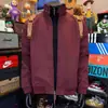 Chaqueta Harrington de estilo americano color burdeos 2026 para hombre, chaqueta corta de otoño de ajuste limpio con cuello alto y hombros caídos