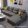 Sofá minimalista de dos tonos para cuatro plazas con respaldos y reposapiés segmentados en gris oscuro y naranja, adecuado para salas de estar pequeñas.