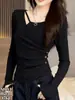En Stock Otoño 2026 Nuevo Estilo Camiseta con Botones Decorativos, Base de Color Sólido, Ceñida a la Cintura, Corte Ajustado, Top de Manga Larga