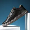 Zapatos de Hombre de Primavera 2026 Nuevos Versátiles Zapatos Casuales de Cuero para Hombre Verano Suela Plana Zapatos Deportivos de Tabla Zapatos Blancos de Trabajo de Moda