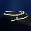 Pulsera Nueva, Moderna y Elegante con Forma de Serpiente y Tres Diamantes Redondos de Tamaño Gradual en el Extremo de la Cola