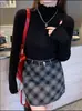 Suéter de punto para mujer de otoño e invierno, ajuste ceñido, agradable para la piel, suave y cómodo, de manga larga, con cuello semi-alto y ribete de volantes.