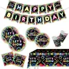 La nueva vajilla de fiesta de cumpleaños de Amazon con temática de neón de colores incluye platos de papel, vasos de papel, mantel, pancartas y decoraciones para pastel.