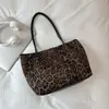 Bolso de hombro retro de ante con estampado de leopardo estilo coreano para mujer, moderno y grueso, con un diseño relajado y único, un bolso tote para mujer