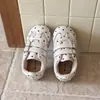 Tênis casuais infantis estilo coreano com bolinhas e velcro, modelo novo primavera e outono 2026, sola macia, leve, respirável, tênis de treino alemão, moderno