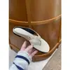 Primer Encuentro con la Temporada: Chanclas Retro con Tachuelas para Mujer, Sandalias Planas de Tira para Uso en Exteriores, Sandalias Casuales de Playa Estilo Vacacional