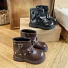 Otoño 2026 Nuevos Zapatos para Niños Moda Versátiles Botas tipo Dr. Martens Estilo Británico Retro Remaches Botas de Moda con Forro de Terciopelo para Niñas