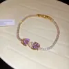 Pulseira geométrica floral oca em formato de diamante de zircônia, um acessório luxuoso e de alta qualidade, uma joia única e estilosa que complementa qualquer look, projetada para mulheres.