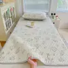 2026 Novo Modelo Conjunto de Cama para Estudante em Tecido Grosso de Algodão Natural com Bordado Acolchoado, Colchão de Cama Pequena, Tapete Refrescante e Cobertura de Cama Conjunto de Três Peças