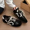 Tênis de treino casual retro plano para mulheres, nova coleção outono 2026, design versátil color-block com cadarços, tênis casuais que aumentam a altura
