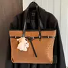 2025 Nuevo Bolso de Mano Retro de Gamuza Gran Capacidad Bolso de Mano Decorado con Correa Bolso de Hombro Bolso para Viajes Diarios de Mujer Moderno