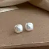 2026 Pendientes de Botón de Perla Geométricos Tridimensionales Versátiles de Gama Alta de Moda para Viajar Pendientes Elegantes de Nuevo Estilo
