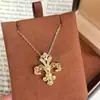 Colar Pingente Flor de Íris Dourada Vazada com Filigrana Estilo Chinês Usado Novo para Mulheres Design Retrô Corrente de Clavícula de Alta Qualidade Atacado