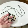Collar Colgante Geométrico de Acetato con Estampado de Leopardo Retro para Mujer 2026 Nuevo Diseño de Nicho Pequeño Cadena Larga para Suéter Accesorio