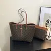 Bolso Grande de Mano Retro Nuevo 2025 para Presbicia Clásica Versátil para Mujer Bolso de Suegra Bolso Tote de Hombro Único para Viajar