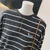Camiseta Feminina Manga Longa Listrada com Bordado de Dachshund, Escovada, Solta, Moda Outono e Inverno, Estilo Jovem, Peça de Baixo, Estilo Coreano