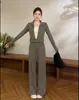 Nueva colección de principios de otoño: un elegante conjunto de dos piezas que presenta un top holgado de manga larga que estiliza y pantalones de pierna recta y ancha