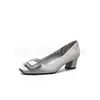 Sapatos de Salto Bloco com Fivela Quadrada de Strass 2026 Novo Estilo Sapatos de Salto Médio Bico Quadrado Sapatos de Salto Baixo de Cetim Sapatos Femininos Sapatos de Casamento