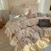 Juego de ropa de cama de cuatro piezas de grado A, seguro para bebés, con estampado floral pequeño, de terciopelo de leche, engrosado para invierno, estilo coreano con borde de encaje, un cálido juego de tres piezas para niñas jóvenes