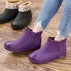 Botas de chuva femininas de cintura baixa e estilo coreano, botas de chuva de algodão para uso externo, sapatos femininos de cintura baixa e estilo coreano para trabalho na cozinha