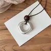Collar con colgante redondo de acrílico retro, una pieza lujosa y elegante con un diseño minimalista, perfecto para combinar con suéteres. Un artículo de joyería único y de nicho