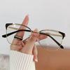 Gafas de moda con montura metálica antiazul, modernas, con diseño de ojo de gato, con bordes ahuecados, para mujeres europeas y americanas de alta gama.