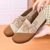 Sapatos de pano de Pequim antigos para primavera e verão para mulheres, mocassins slip-on em malha fly-knit color block, sapatos antiderrapantes de sola macia para mães, sapatos para caminhar