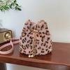 Bolsa de Pelúcia Transfronteiriça Feminina 2024 Nova Outono e Inverno Versátil Bolsa de Pelo Estampada de Leopardo Bolsa de Corrente de Balde de Alta Qualidade