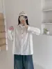 Coleção Primavera 2026: Camisa Branca Estilo Artístico com Bordado de Gato Colorido Vazado nas Costas, Top Casual Feminino