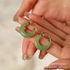 Xinjiang Dongling Jade moda lujo ligero aretes de luna jade blanco natural hebilla de oreja de jade dorado accesorios pequeños al por mayor